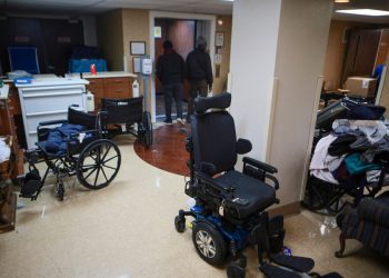 Warren, Schakowsky hammer nursing home groups over opposition to minimum staffing rule