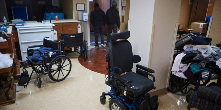 Warren, Schakowsky hammer nursing home groups over opposition to minimum staffing rule