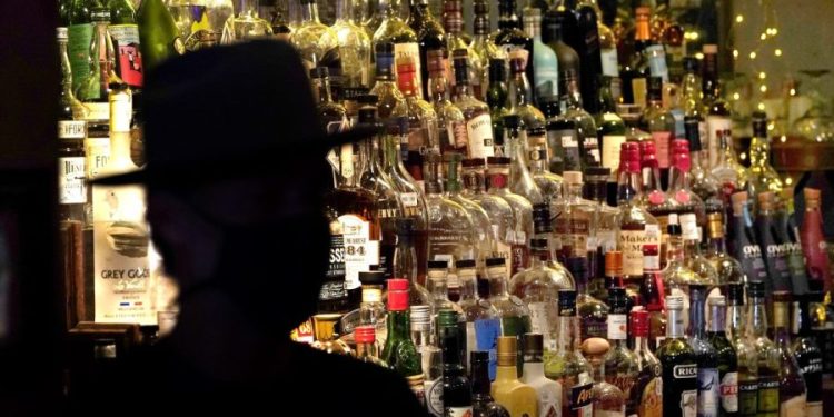 Surgeon general calls for cancer warnings on alcohol