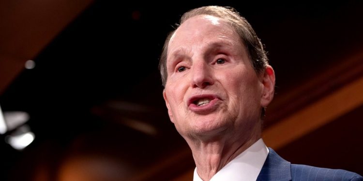 Wyden, Sanders: Federal layoffs threaten organ transplant system modernization