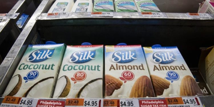 Bipartisan senators unveil measure providing flexibility in school lunch milk options