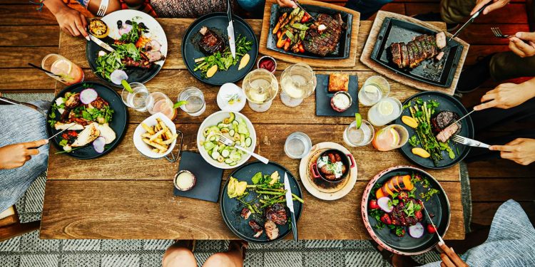 Is dining with others a sign of happiness?