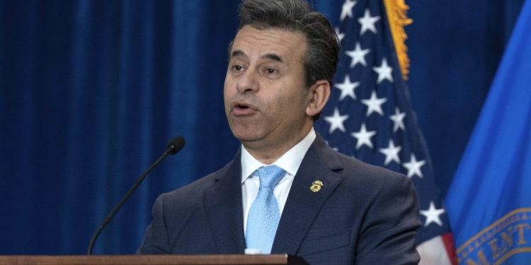 FDA chief says NIH ‘brewed up a virus that killed 20 million people’