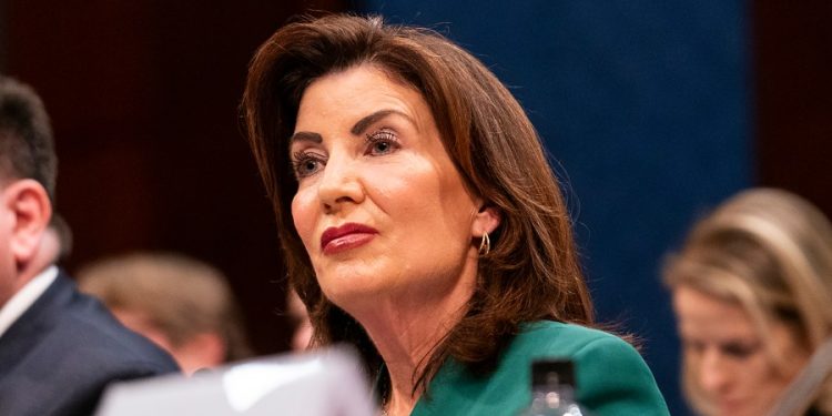 New York governor allows pharmacies to give COVID shots