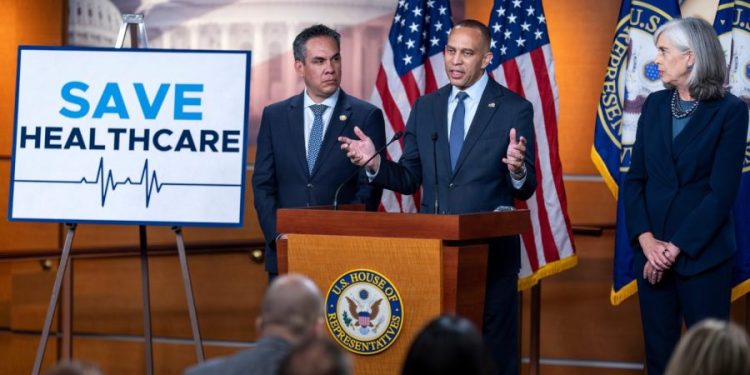 Top Democrat leaves door open to support for bipartisan ObamaCare bills