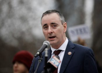 Republicans sign onto Democratic discharge petition in major act of defiance
