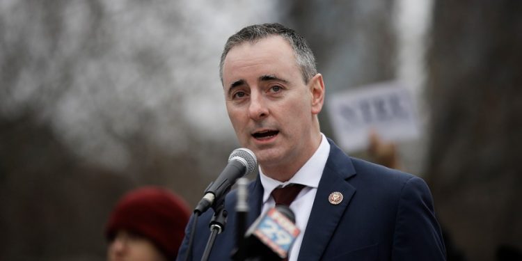 Republicans sign onto Democratic discharge petition in major act of defiance