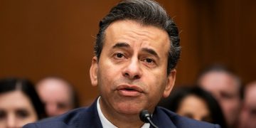 Makary denies plans for COVID-19 black box warning