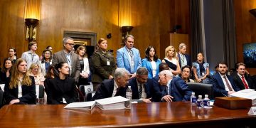 Laura Ingraham stands at Fauci hearing alongside others ‘shamed’ during COVID-19