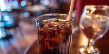 Diet soda drinkers lost just as much weight as water drinkers, study finds